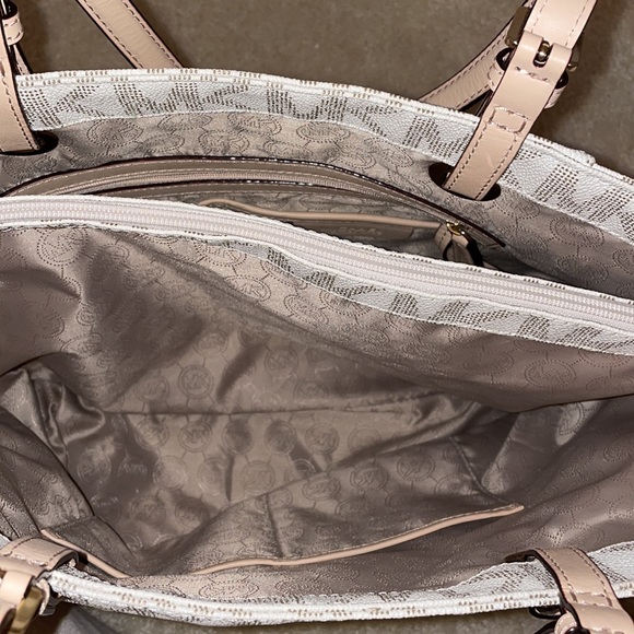 Michael Kors Bag- Multiple Pockets - Picture 6 of 8